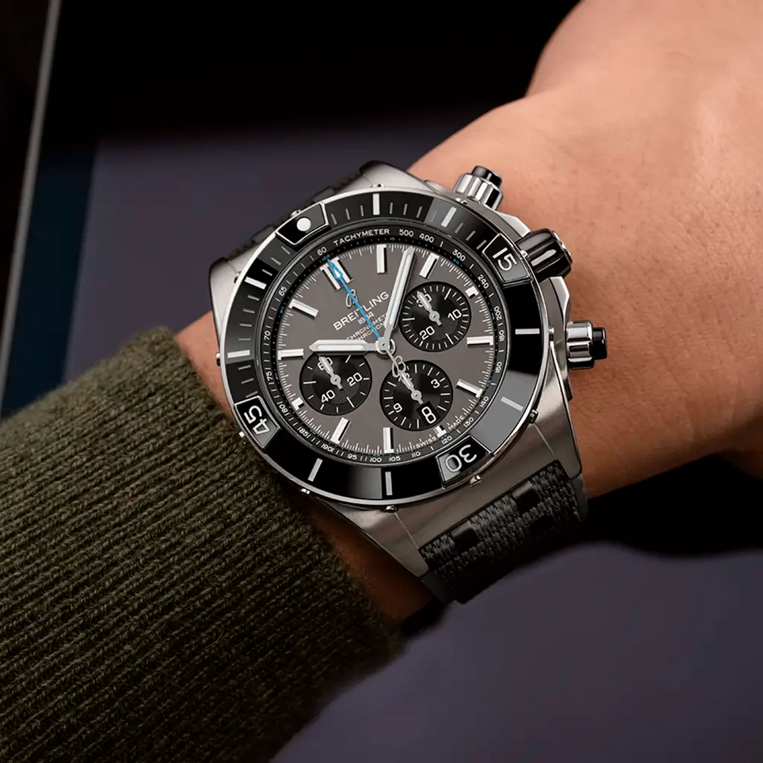 breitling EB0136251M1S1
